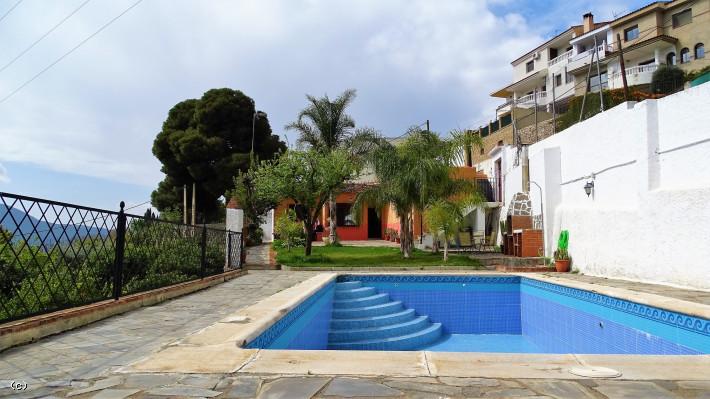 Orgiva. Cortijo with letting apartment pool and garden
