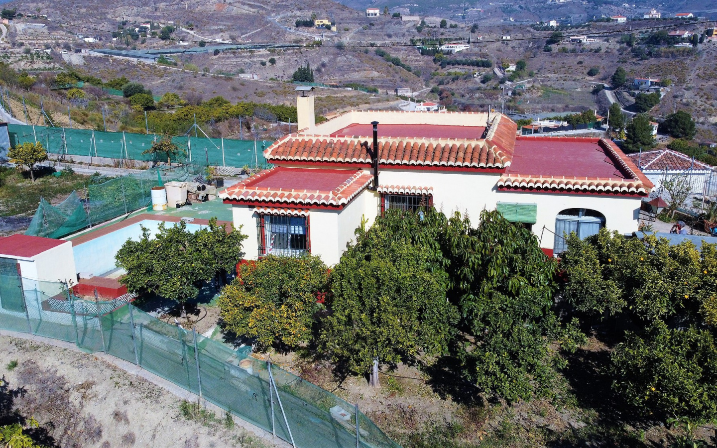 Salobreña. Cortijo with land and swimming pool