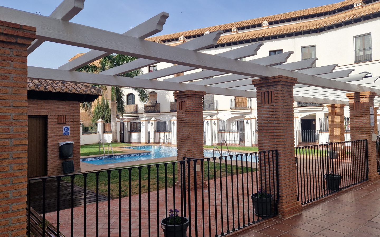 Velez de Benaudalla. Duplex apartment with communal pool