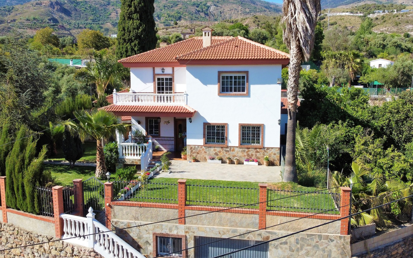 Orgiva. Family house with pool and garden