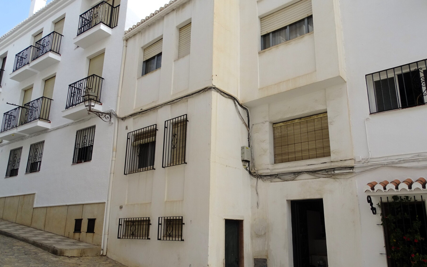 Salobreña. Town house with four bedroom, terrace and business premises