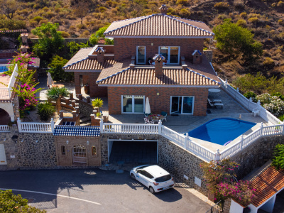 0476, Salobreña. Three-four bedrooms large villa.