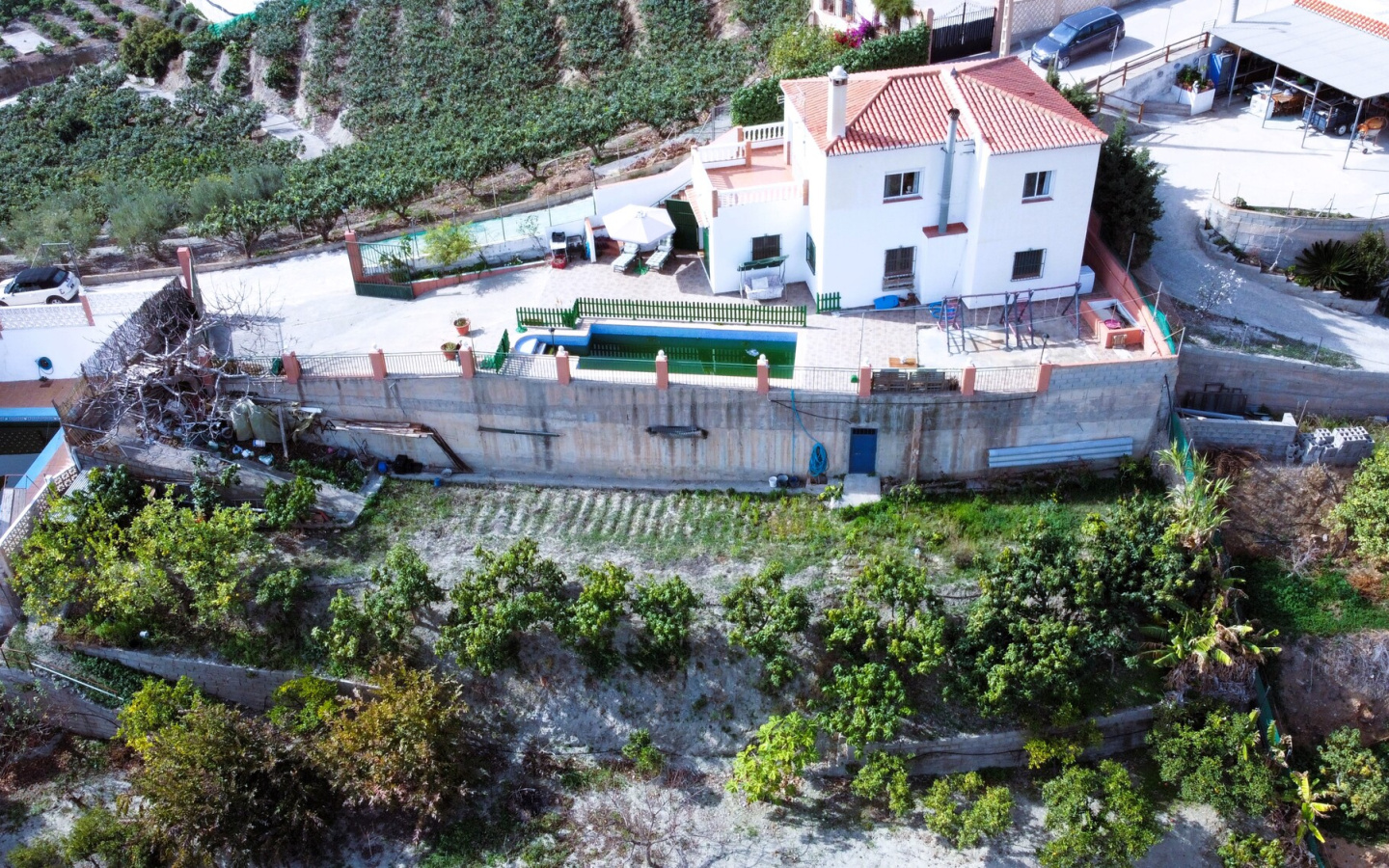 Salobreña. Two-story farmhouse with three bedrooms and pool