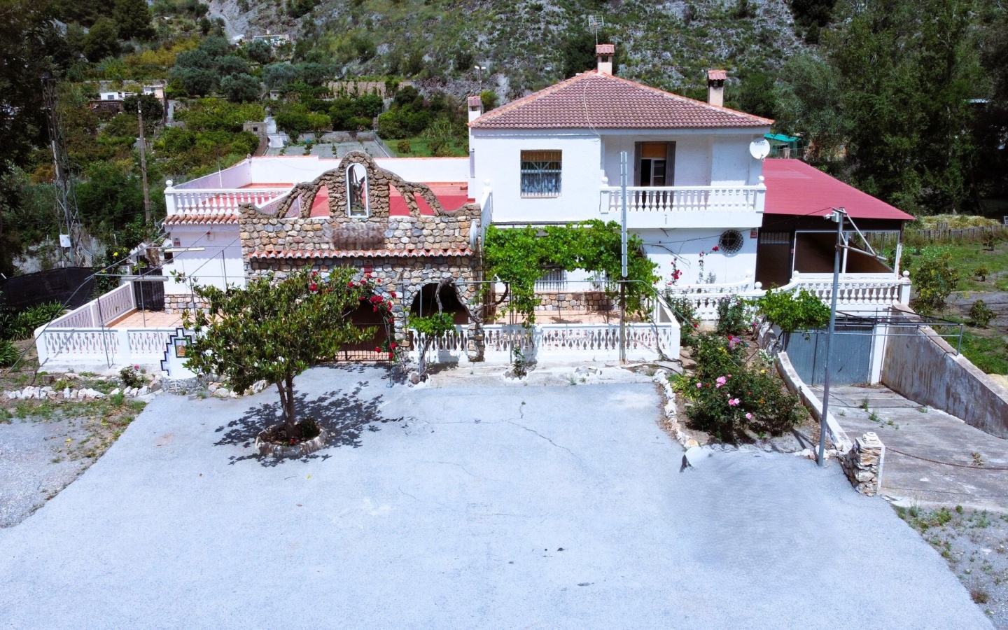 Velez de Benaudalla. Property with great potential as a business or home