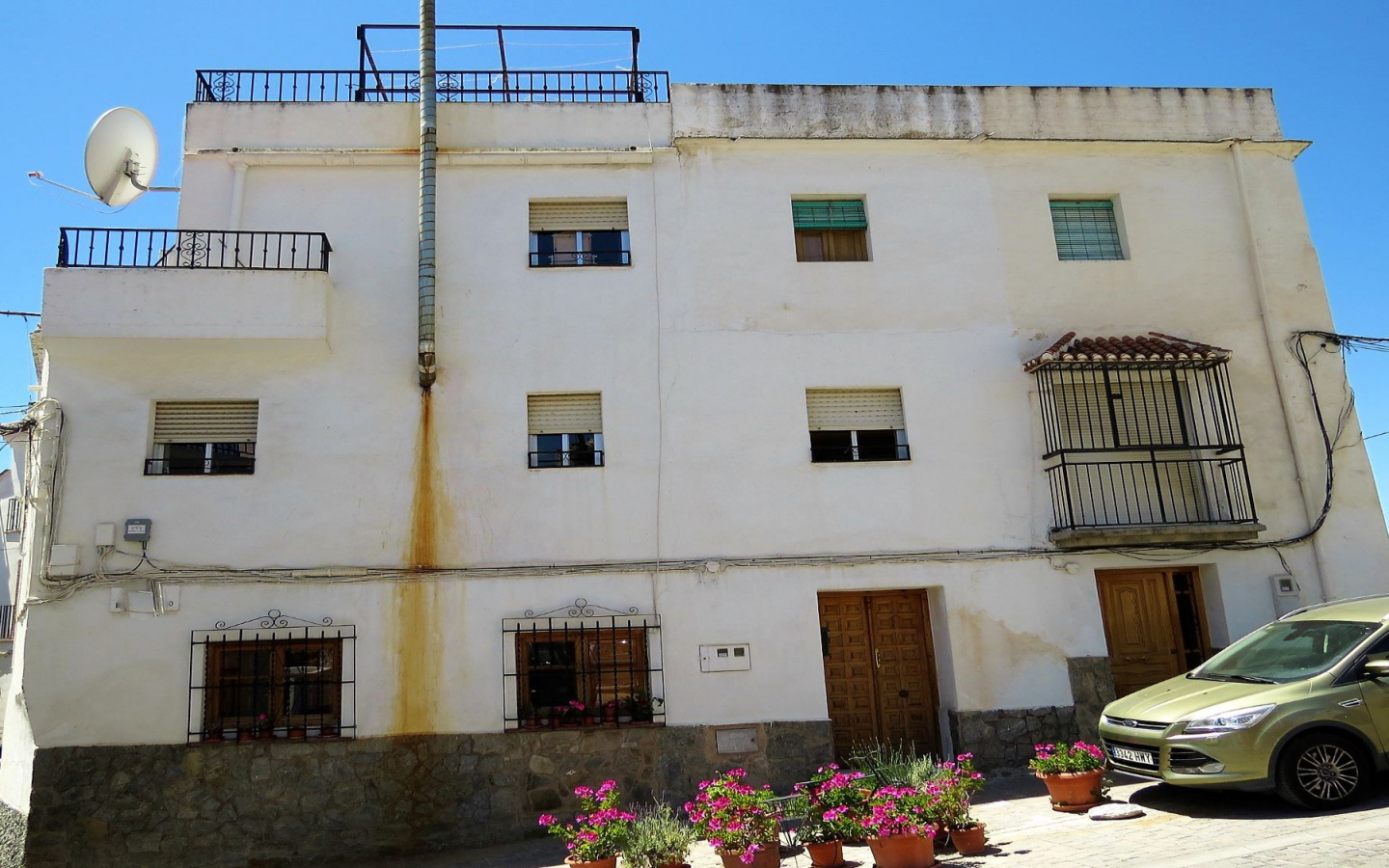 Orgiva. Townhouse, Three double bedrooms, roof terrace and great views