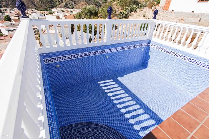 Velez de Benaudalla. Village House with roof top swimming pool