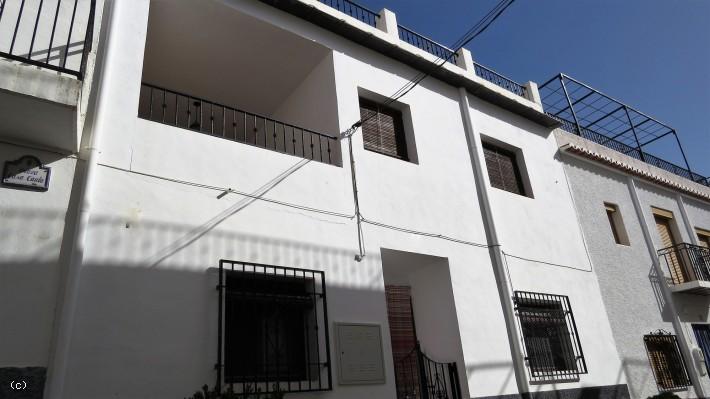 Cañar. Village house with five bedrooms, roof terrace