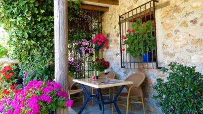 0164, Lanjaron. Large Stone Built Cortijo arranged as Rustic Tourism with Licence